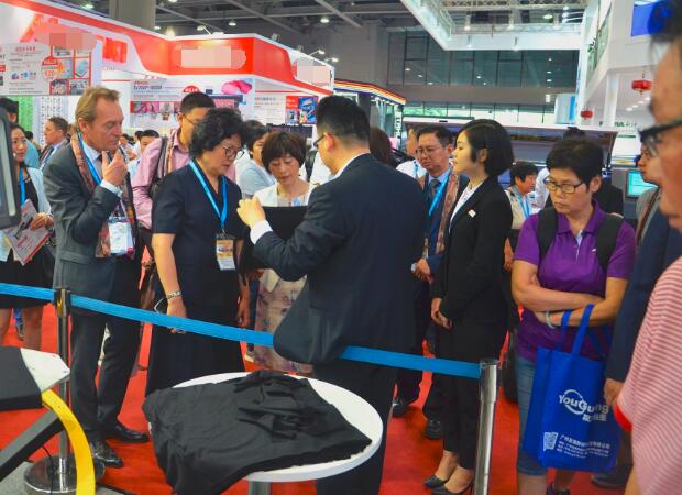 王巖鑌司長與漢弘集團(tuán)工作人員